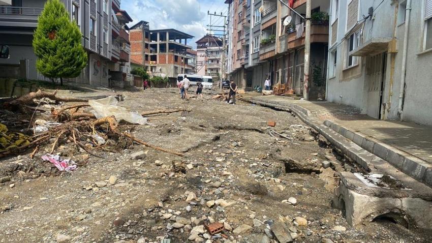 Karadeniz'i sel vurdu, son dakika uyarılar art arda geldi! Bakanlar sel bölgesindeki son durumu açıkladı