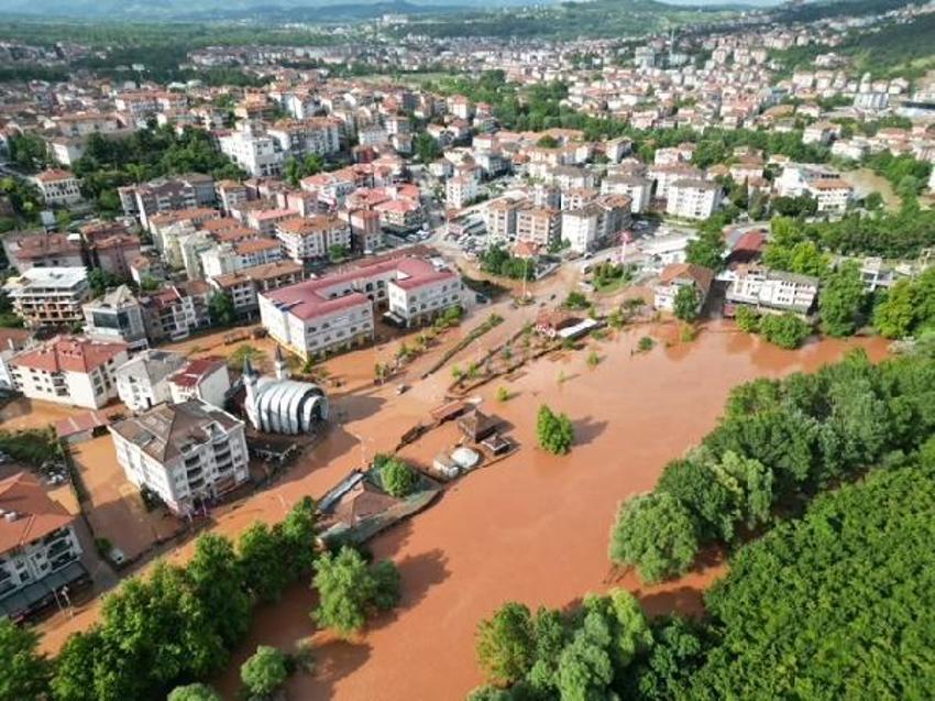 Karadeniz'i sel vurdu, son dakika uyarılar art arda geldi! Bakanlar sel bölgesindeki son durumu açıkladı