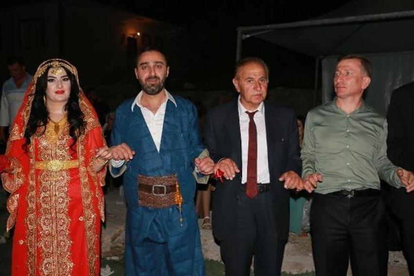 Aşiret düğününde dudak uçuklatan takı! 15 kişi tam 4 saatte sayabildi