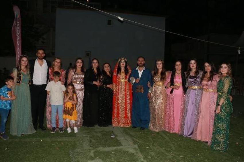 Aşiret düğününde dudak uçuklatan takı! 15 kişi tam 4 saatte sayabildi