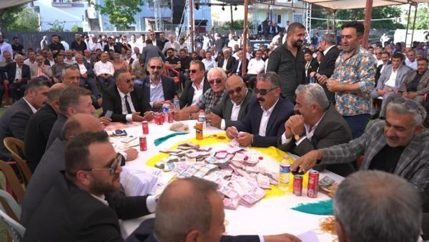 Aşiret düğününde dudak uçuklatan takı! 15 kişi tam 4 saatte sayabildi