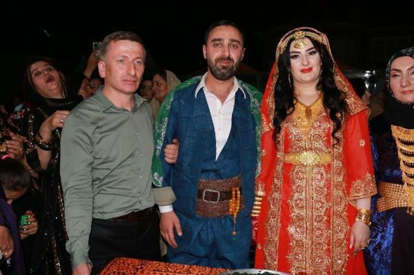 Aşiret düğününde dudak uçuklatan takı! 15 kişi tam 4 saatte sayabildi