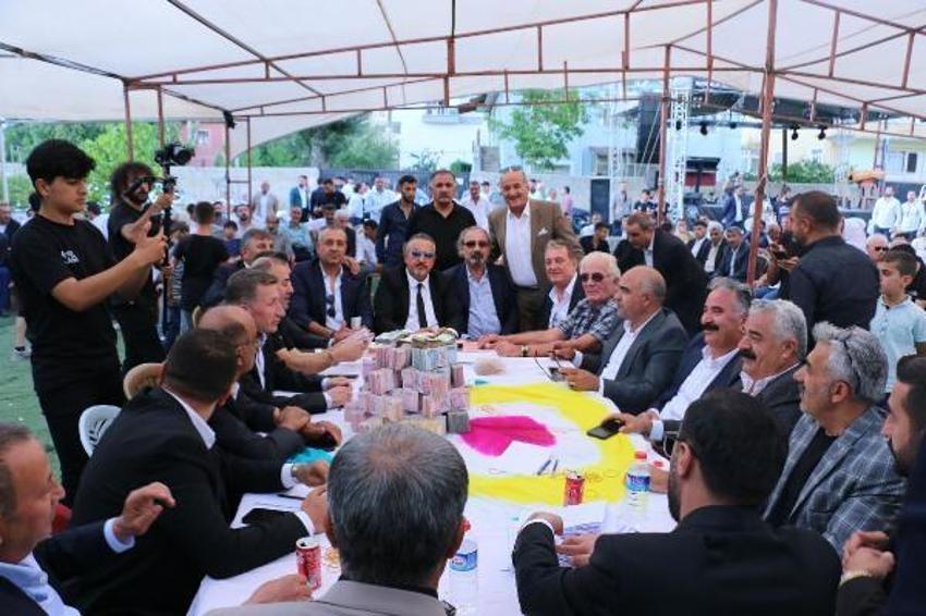 Aşiret düğününde dudak uçuklatan takı! 15 kişi tam 4 saatte sayabildi