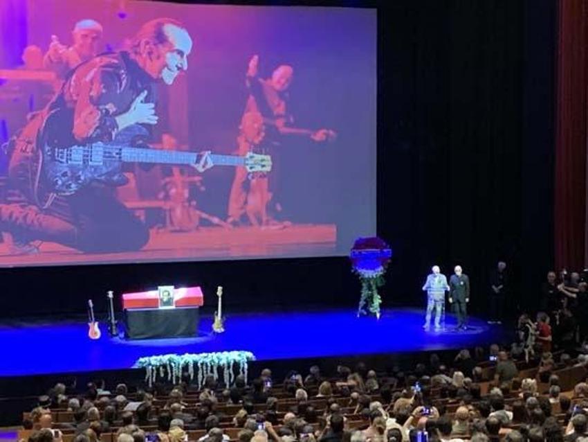 Usta sanatçı Özkan Uğur son yolculuğuna uğurlandı!