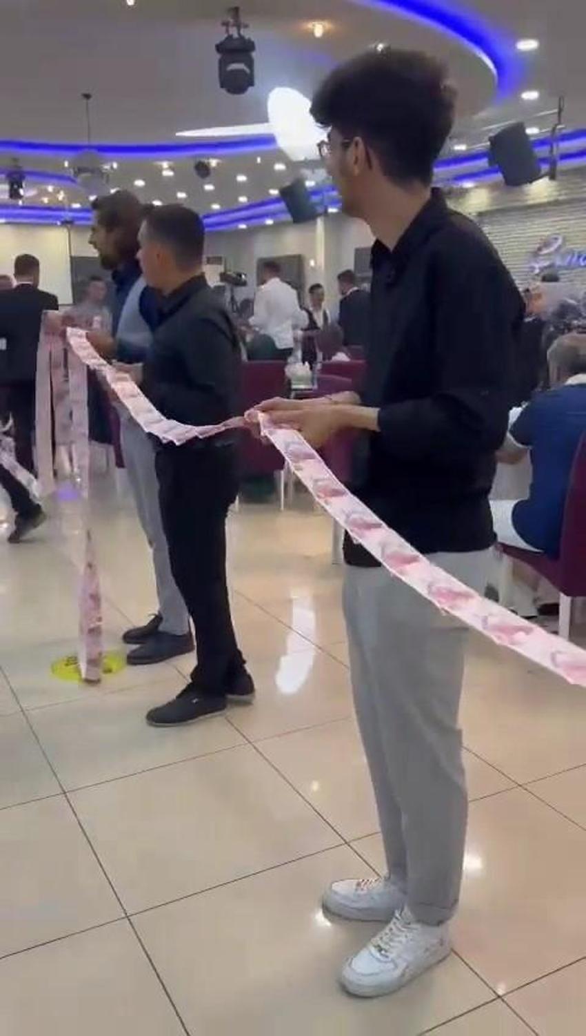 Aşiret düğününde dudak uçuklatan takı! 15 kişi tam 4 saatte sayabildi