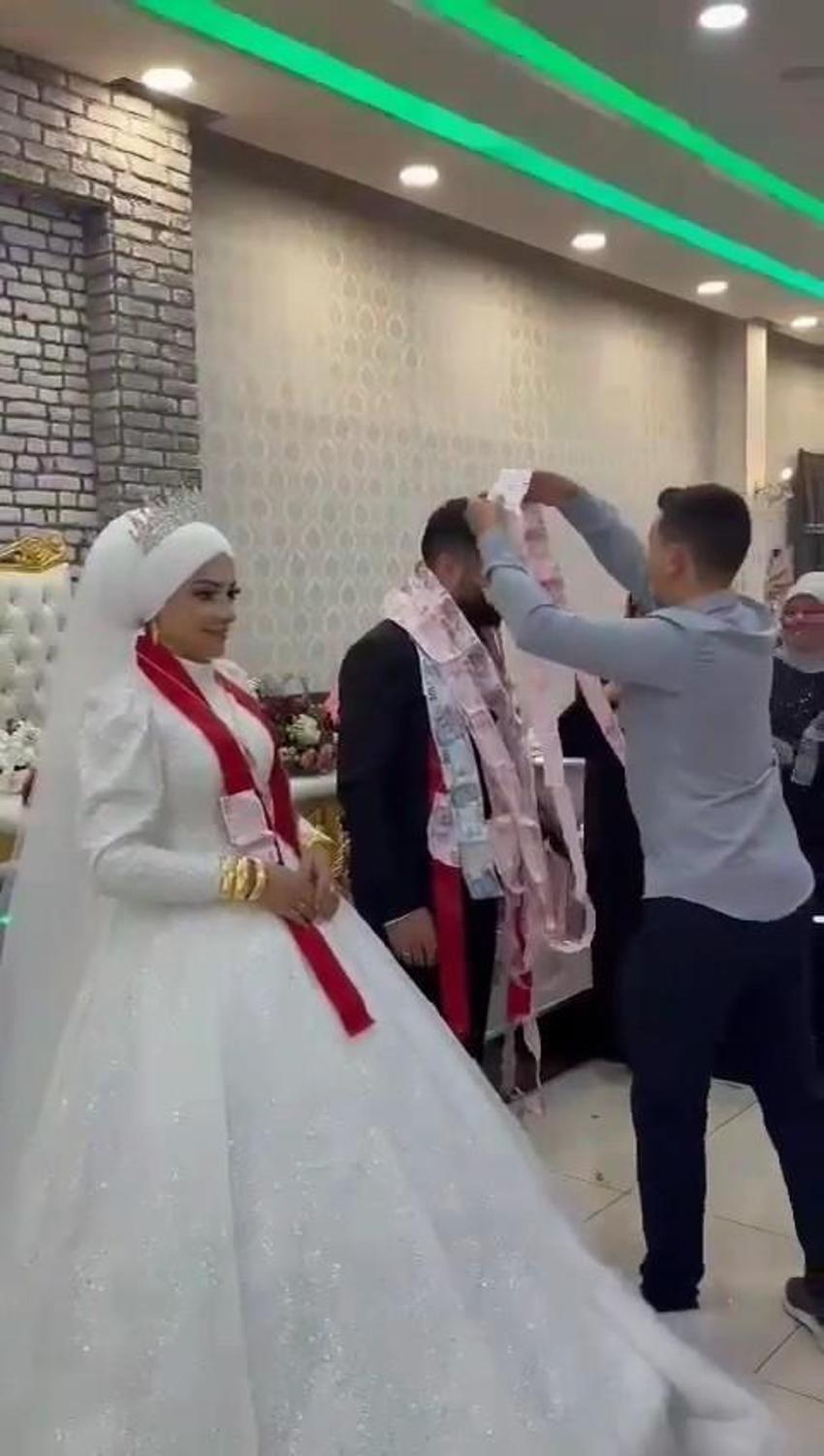 Aşiret düğününde dudak uçuklatan takı! 15 kişi tam 4 saatte sayabildi