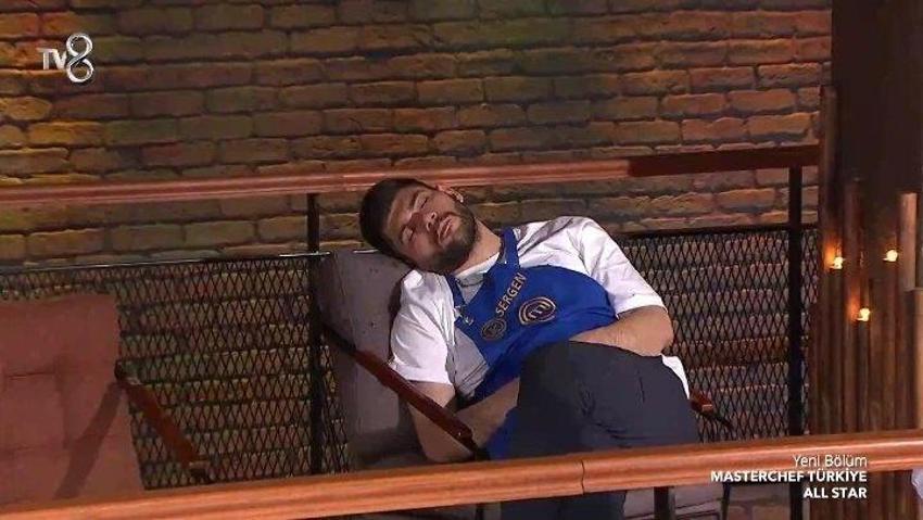 MasterChef All Star'da güldüren anlar... Balkonda uyuyan Sergen'i Mehmet Şef böyle uyandırdı!