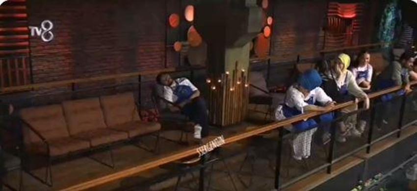MasterChef All Star'da güldüren anlar... Balkonda uyuyan Sergen'i Mehmet Şef böyle uyandırdı!