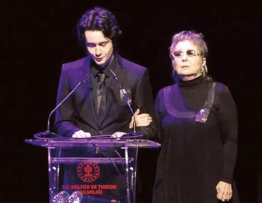 Ünlü sanatçı Özkan Uğur'a hüzünlü veda! Oğlu Alişan Uğur: Hayatının son yıllarını doyasıya yaşadı