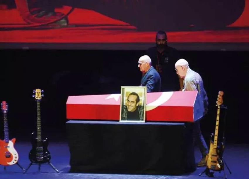 Ünlü sanatçı Özkan Uğur'a hüzünlü veda! Oğlu Alişan Uğur: Hayatının son yıllarını doyasıya yaşadı