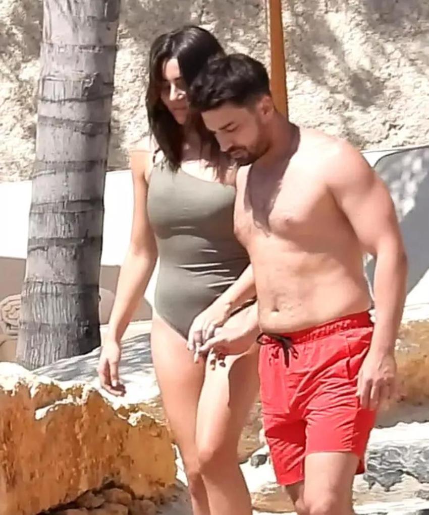 Alp Navruz ve Sıla Türkoğlu el ele tutuşup denize girdi!