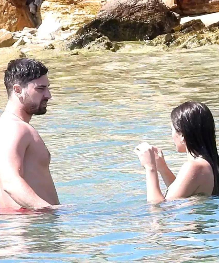 Alp Navruz ve Sıla Türkoğlu el ele tutuşup denize girdi!
