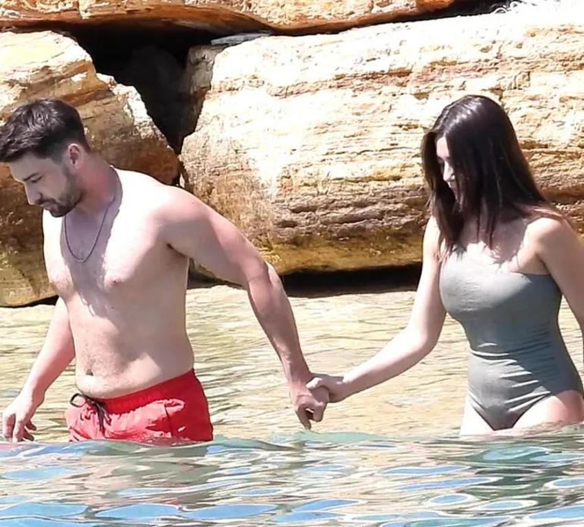 Alp Navruz ve Sıla Türkoğlu el ele tutuşup denize girdi!