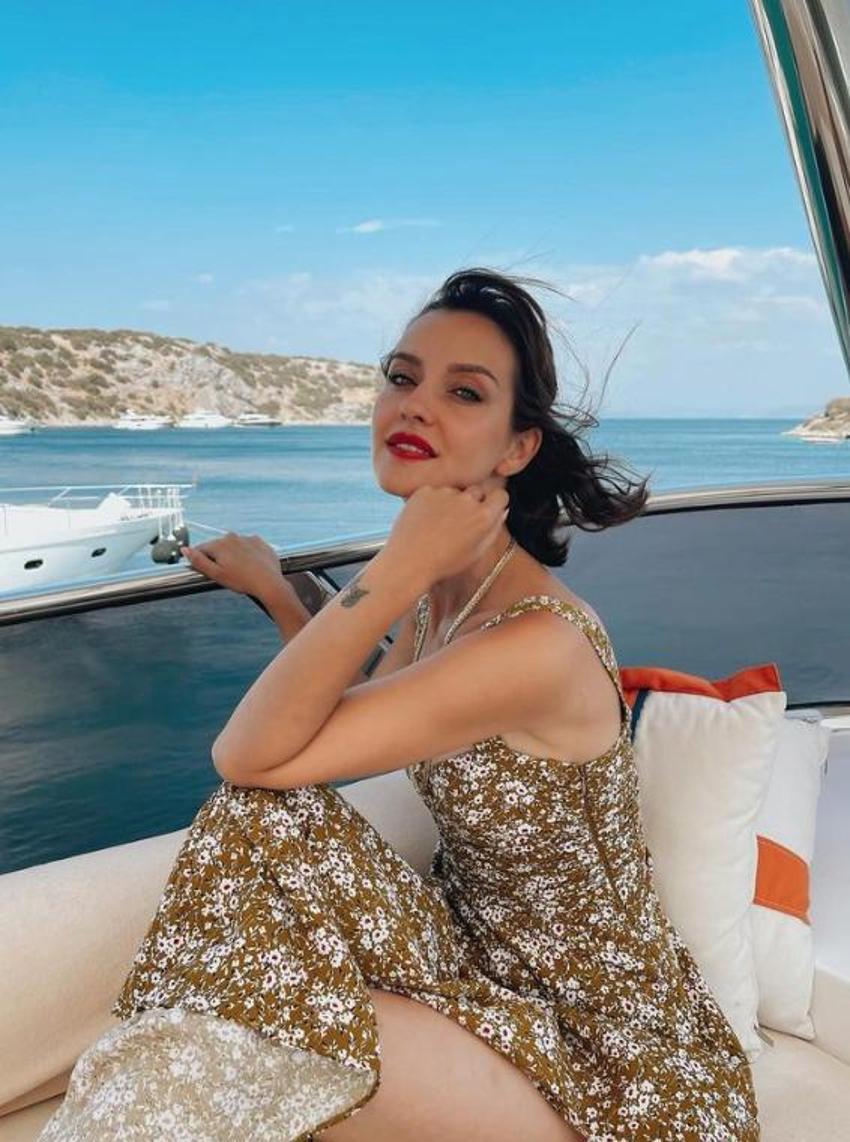 İrem Helvacıoğlu bikinisiyle ağaç üstünde poz verdi! Hadise yorum yaptı