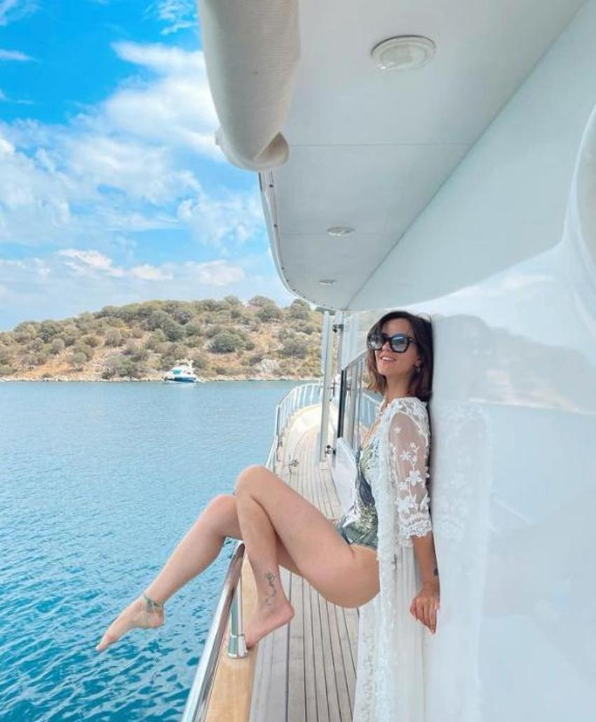 İrem Helvacıoğlu bikinisiyle ağaç üstünde poz verdi! Hadise yorum yaptı