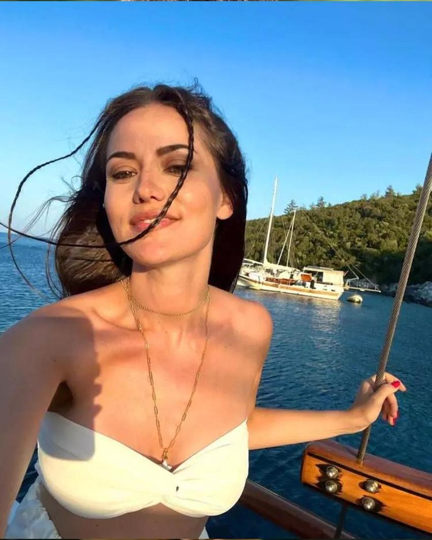 Fahriye Evcen eski formuna döndü! Bikinili görüntülendi