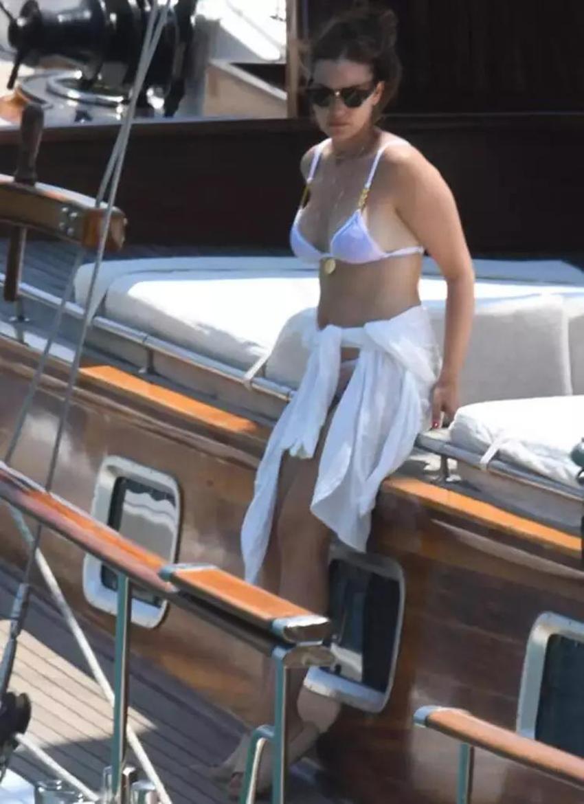 Fahriye Evcen eski formuna döndü! Bikinili görüntülendi