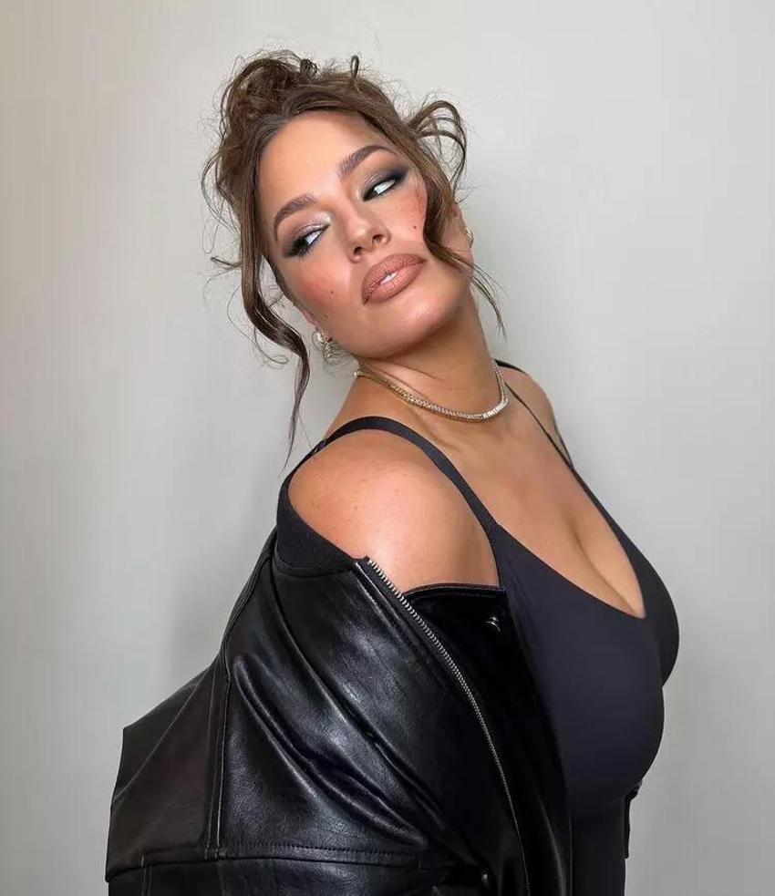 Ashley Graham mayokinili pozuyla nefes kesti!