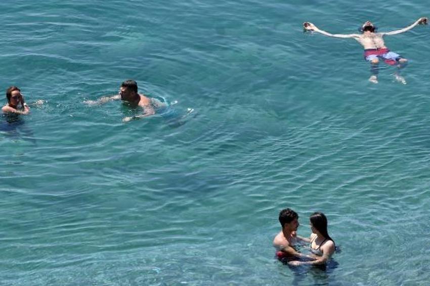 Ege ve Akdeniz’de termometreler 45 dereceyi gösterdi! Uzman sıcak çarpmasına karşı uyardı