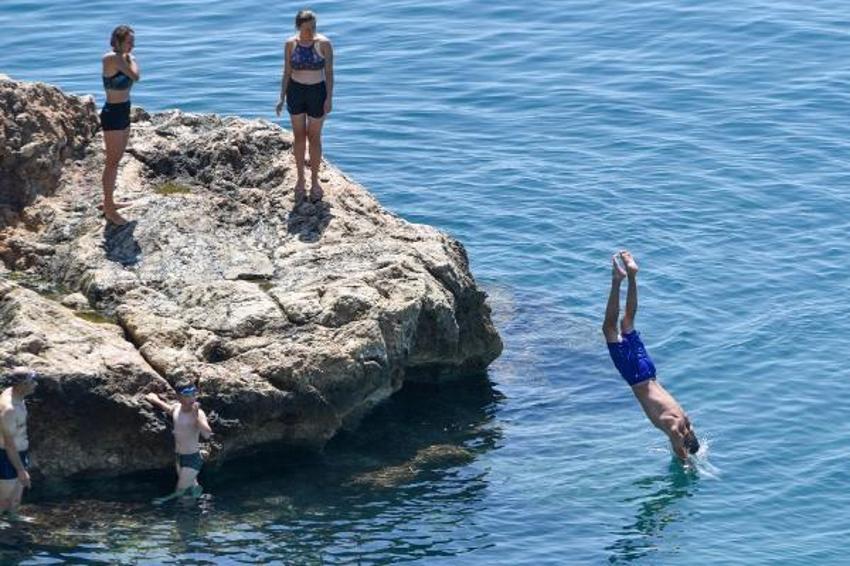 Ege ve Akdeniz’de termometreler 45 dereceyi gösterdi! Uzman sıcak çarpmasına karşı uyardı