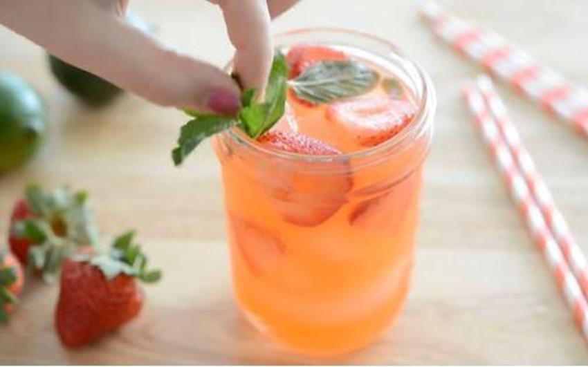 Ev yapımı çilekli limonatayla yaz sıcağını yenin! Yapması 10 dakika ferahlığı dünyalara değer!