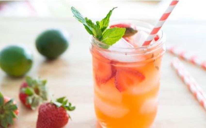 Ev yapımı çilekli limonatayla yaz sıcağını yenin! Yapması 10 dakika ferahlığı dünyalara değer!