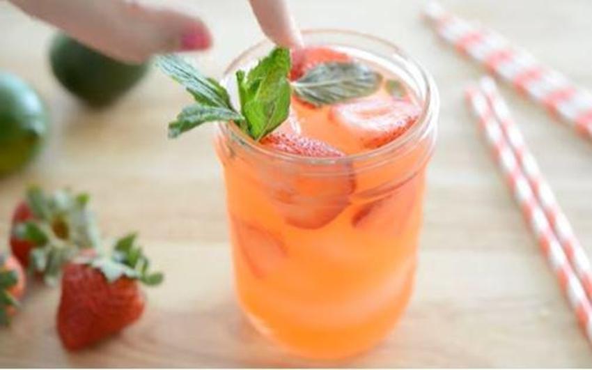 Ev yapımı çilekli limonatayla yaz sıcağını yenin! Yapması 10 dakika ferahlığı dünyalara değer!