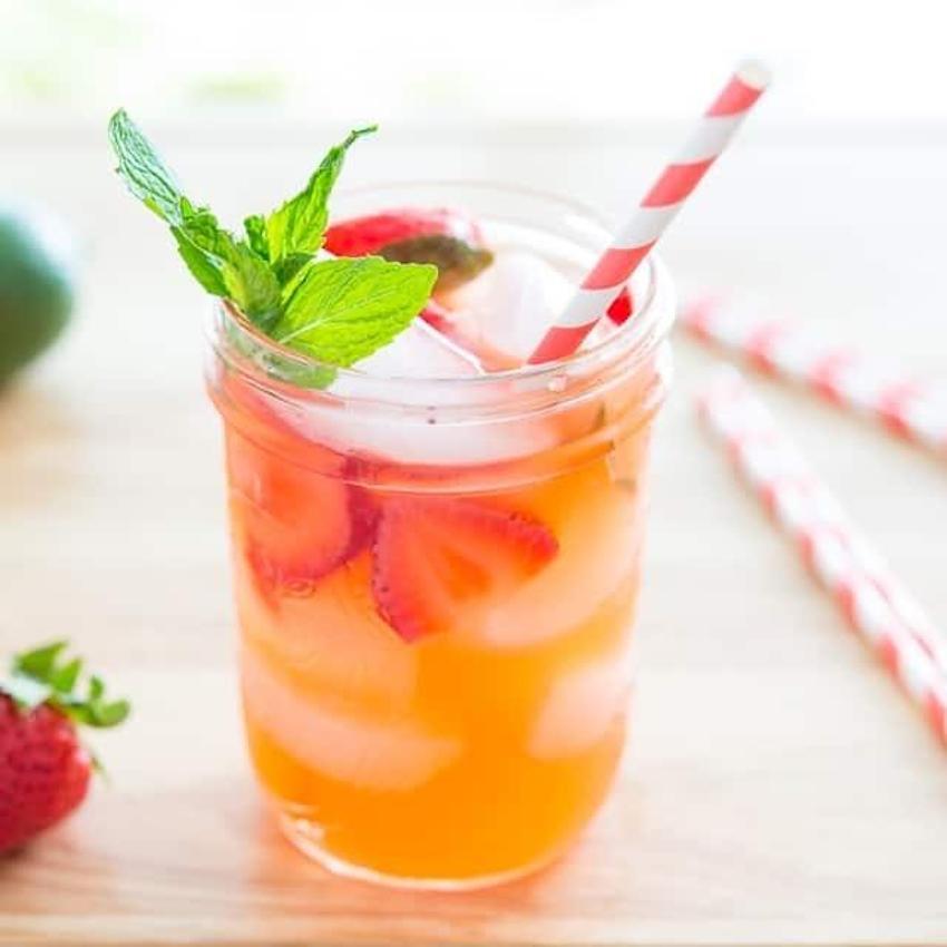 Ev yapımı çilekli limonatayla yaz sıcağını yenin! Yapması 10 dakika ferahlığı dünyalara değer!
