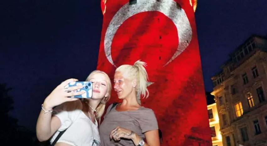 Galata Kulesi’nde 15 Temmuz fotoğraf sergisi! "Her biri çok anlamlı binlerce kare"