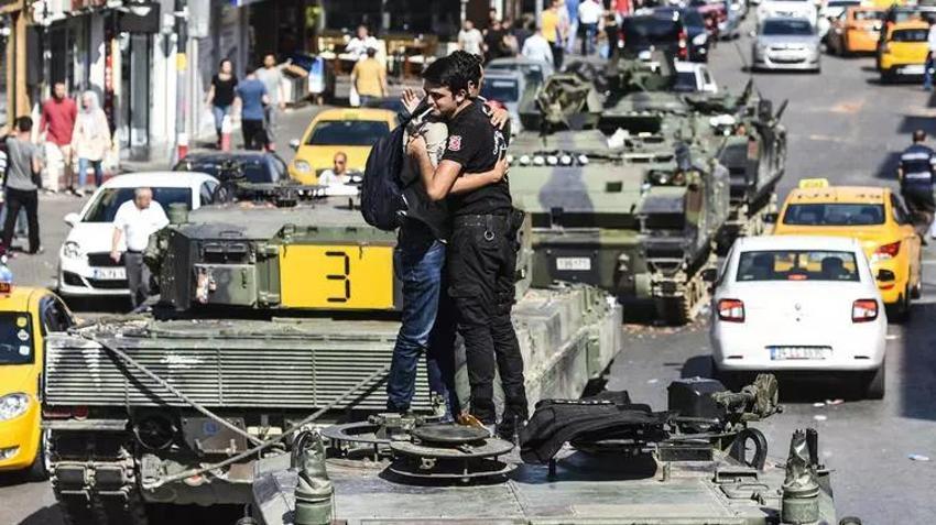 15 Temmuz gecesi ölümü göze aldılar: Ayağındaki alçıayı çıkarıp tankların üstüne yürüdü