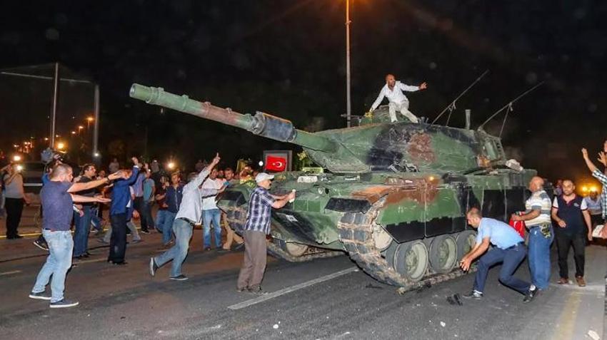 15 Temmuz gecesi ölümü göze aldılar: Ayağındaki alçıayı çıkarıp tankların üstüne yürüdü