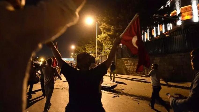 15 Temmuz gecesi ölümü göze aldılar: Ayağındaki alçıayı çıkarıp tankların üstüne yürüdü