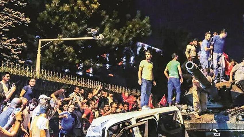 15 Temmuz gecesi ölümü göze aldılar: Ayağındaki alçıayı çıkarıp tankların üstüne yürüdü