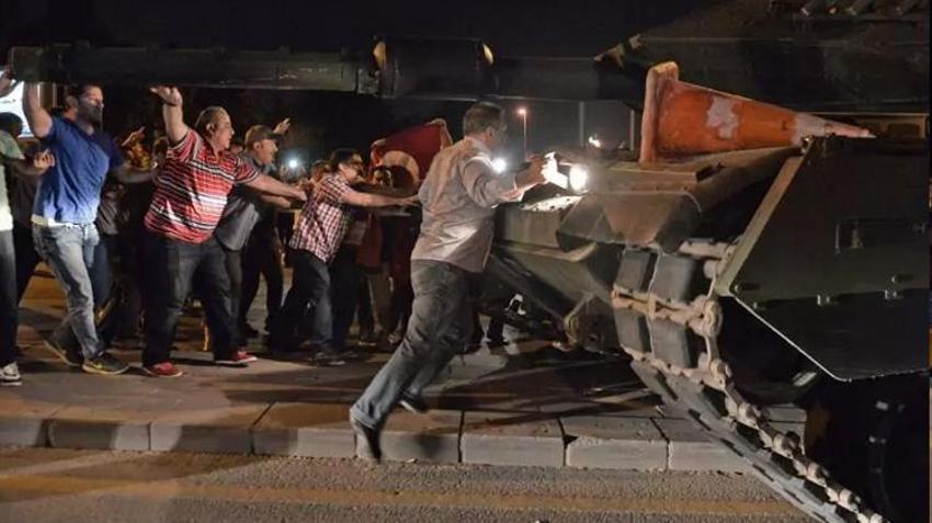 15 Temmuz gecesi ölümü göze aldılar: Ayağındaki alçıayı çıkarıp tankların üstüne yürüdü