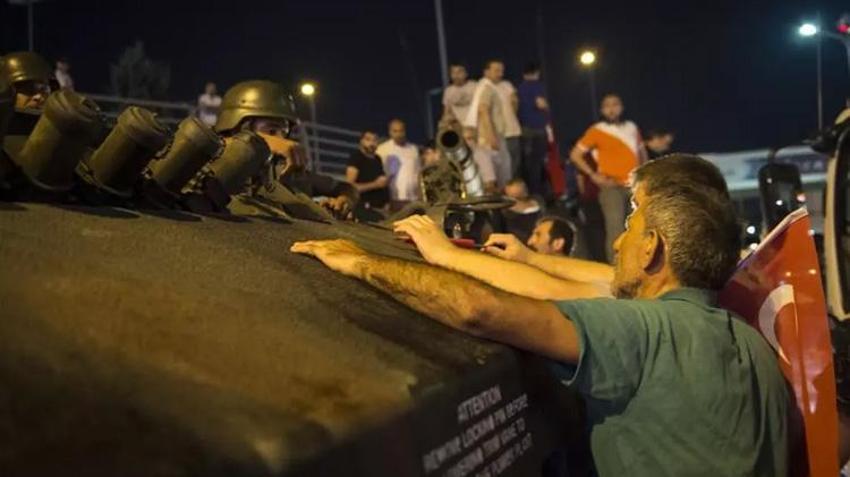 15 Temmuz gecesi ölümü göze aldılar: Ayağındaki alçıayı çıkarıp tankların üstüne yürüdü