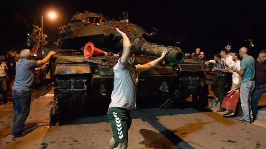 15 Temmuz gecesi ölümü göze aldılar: Ayağındaki alçıayı çıkarıp tankların üstüne yürüdü