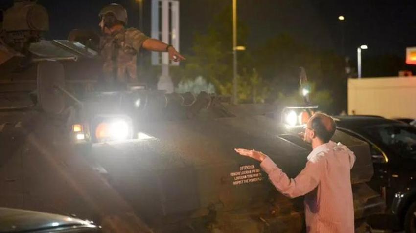 15 Temmuz gecesi ölümü göze aldılar: Ayağındaki alçıayı çıkarıp tankların üstüne yürüdü