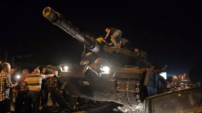 15 Temmuz gecesi ölümü göze aldılar: Ayağındaki alçıayı çıkarıp tankların üstüne yürüdü