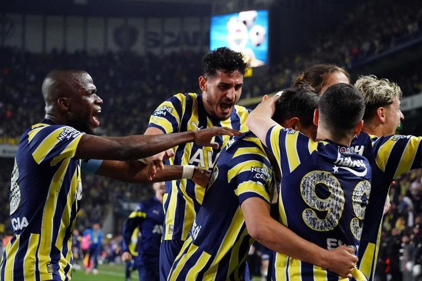 Fenerbahçe camiası güne 10 ayrılık haberiyle uyandı! İsmail Kartal Ali Koç'a raporunu verdi