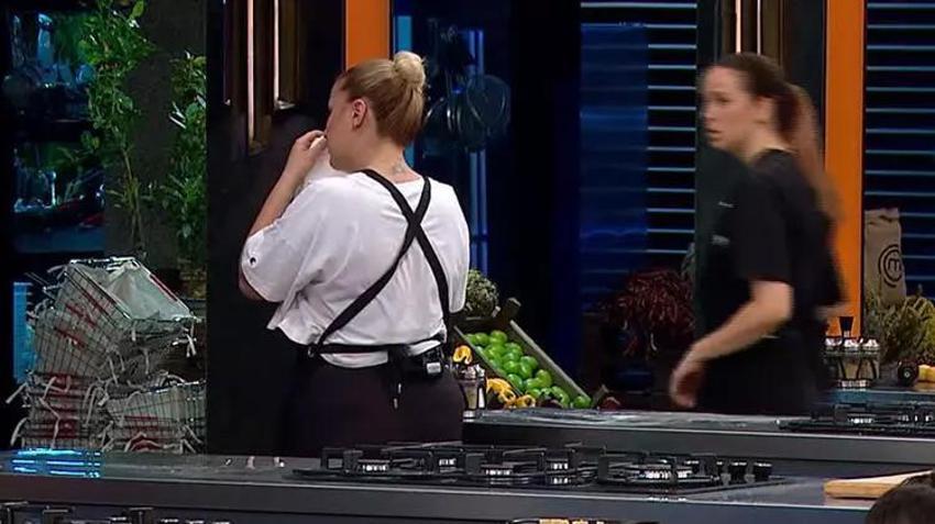 MasterChef'te sinirler gerildi! Önce kendini savundu sonra gözyaşlarına boğuldu