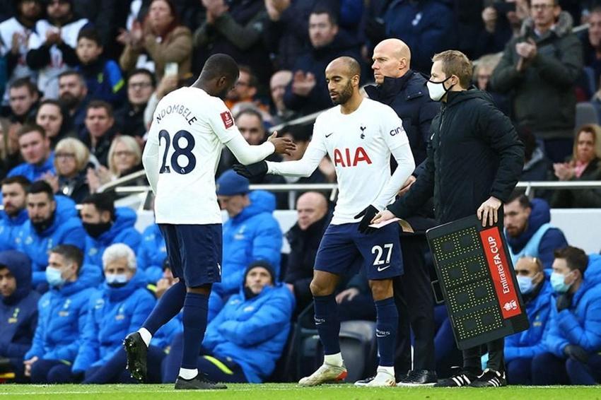 Ali Koç Antonio Conte'nin kapı dışarı ettiği orta saha için özel uçak kaldırdı