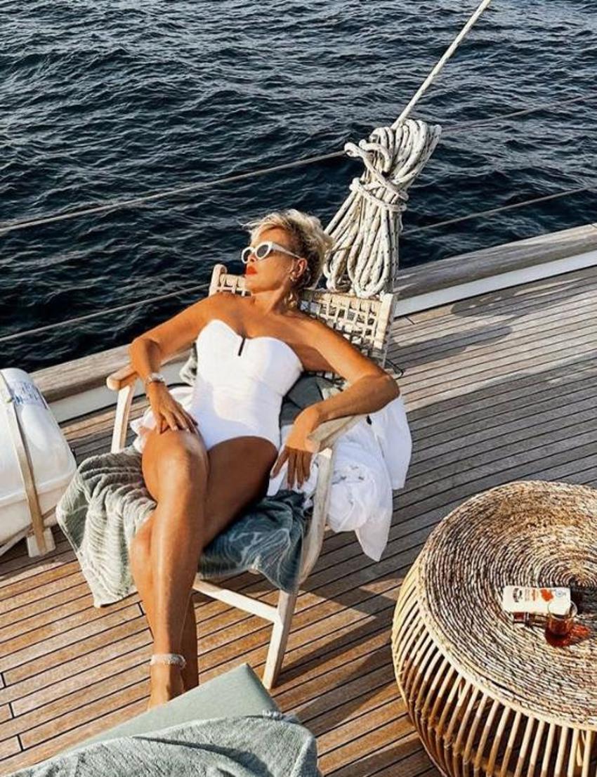 Ajda Pekkan mayolu pozuyla gençlere taş çıkarttı!
