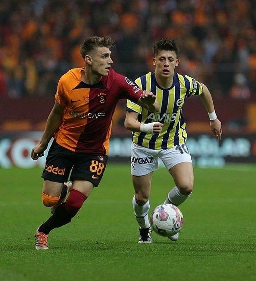 Geldi Galatasaray'la masaya oturdu sonra Fenerbahçe'ye imza atmak için Ali Koç'la buluştu