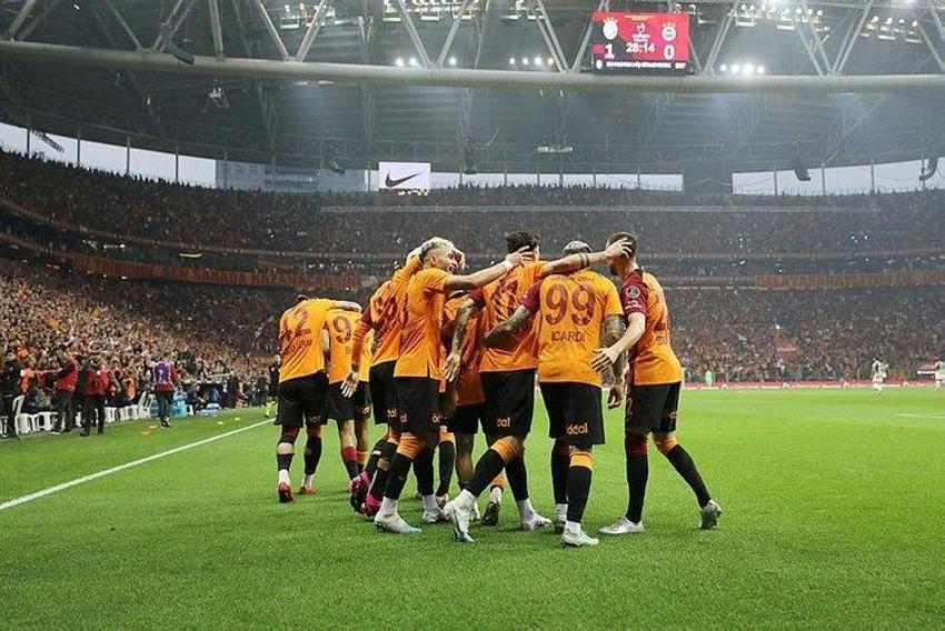 Geldi Galatasaray'la masaya oturdu sonra Fenerbahçe'ye imza atmak için Ali Koç'la buluştu