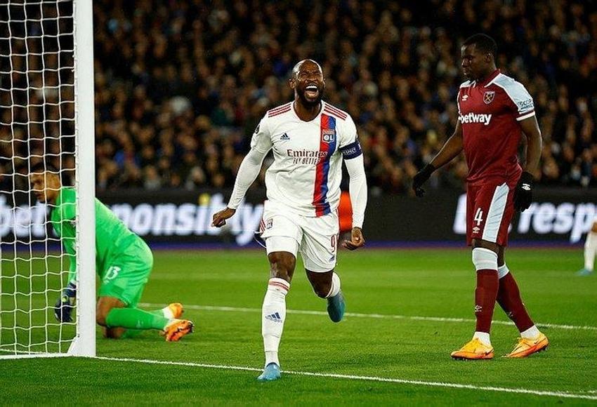 Geldi Galatasaray'la masaya oturdu sonra Fenerbahçe'ye imza atmak için Ali Koç'la buluştu