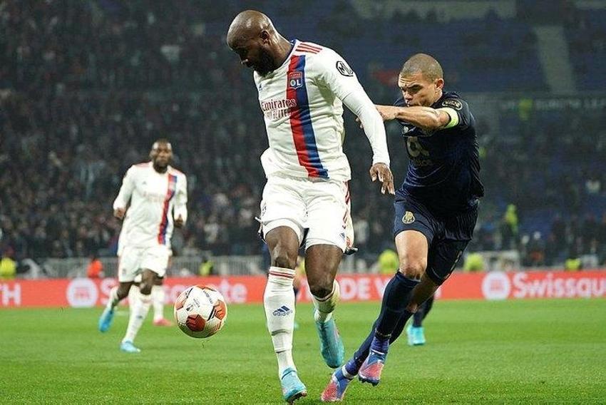 Geldi Galatasaray'la masaya oturdu sonra Fenerbahçe'ye imza atmak için Ali Koç'la buluştu