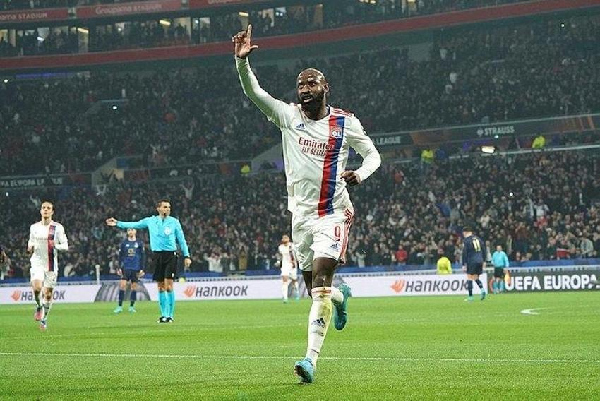 Geldi Galatasaray'la masaya oturdu sonra Fenerbahçe'ye imza atmak için Ali Koç'la buluştu