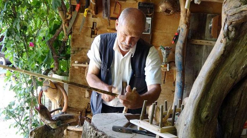 Ormandan topladığı kurumuş ağaç dallarını ve köklerini sanat eserine dönüştürüyor