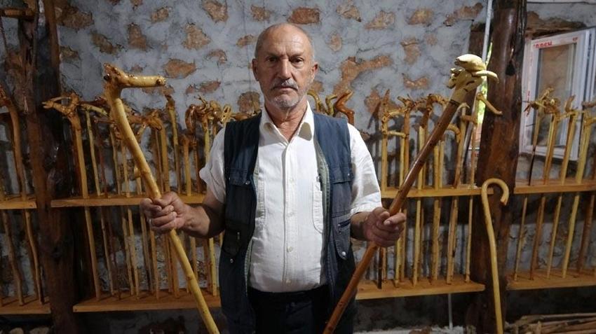 Ormandan topladığı kurumuş ağaç dallarını ve köklerini sanat eserine dönüştürüyor