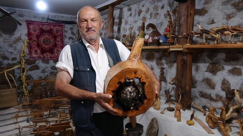 Ormandan topladığı kurumuş ağaç dallarını ve köklerini sanat eserine dönüştürüyor